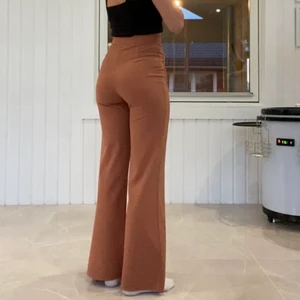 Sköna kostymbyxor  - Säljer dessa väldigt sköna ”kostymbyxorna” de är i ett skönare material än vanliga kostymbyxor och extremt stretchiga, tycker att de är nåra cm för korta på mig så de används inte. De är i storlek XS. Jag är 173cm med ganska långa ben och är vanligen en storlek small för referens. Inga defekter! 162kr inklusive frakt✨