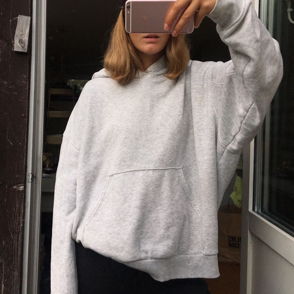 Grå hoodie från weekday, storlek M (väldigt stor och boxig modell) 💓. Huvtröjor & Träningströjor.