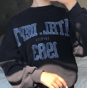 Sweatshirt från Ginatricot  - Jättefin sweatshirt från ginatricot i storlek xs, den är i bra skick, köpte för 250kr och säljer för 170kr ink frakt 💗