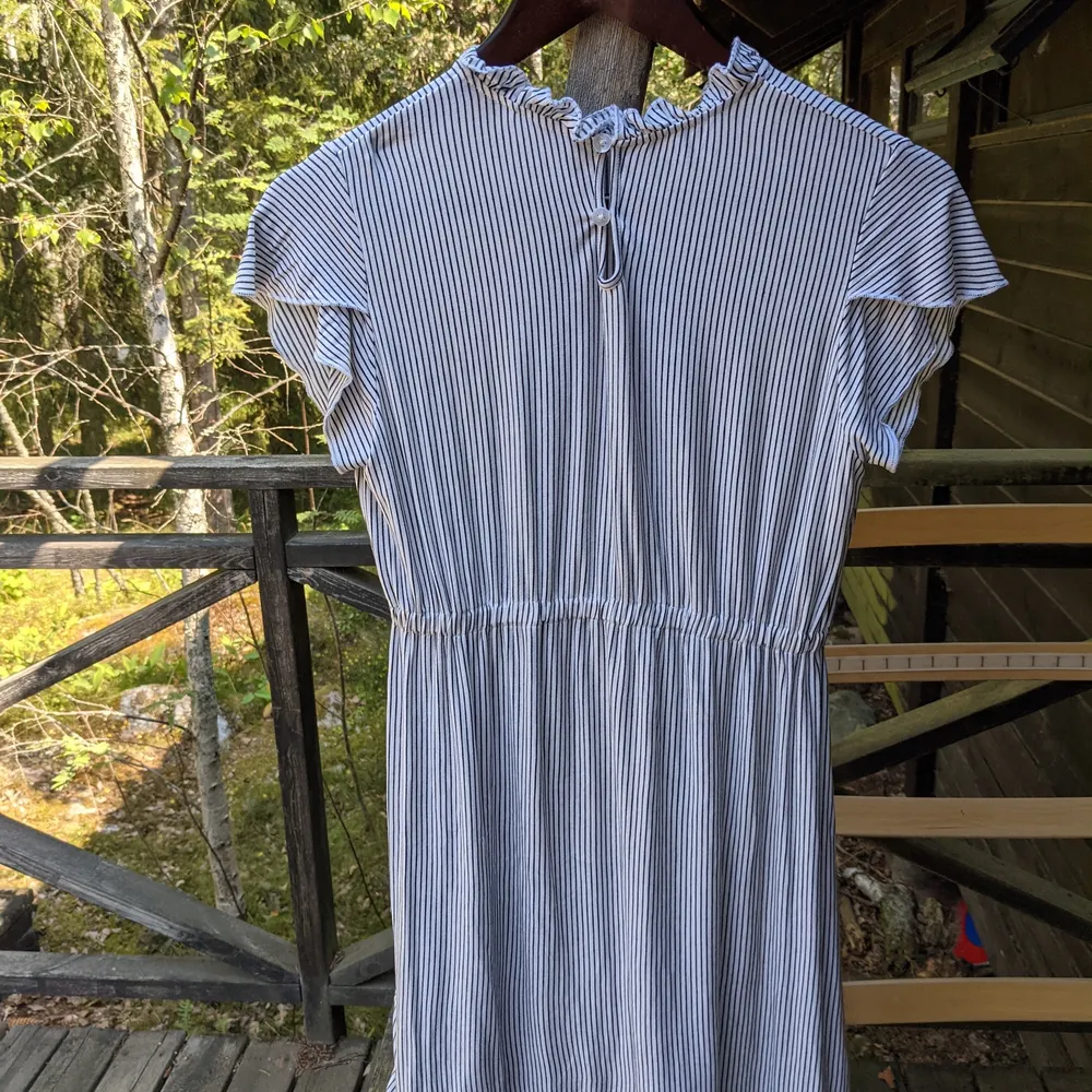 Nice little dress for summer. Has elastic in the right places to give a nice shape when wearing. Good condition, any questions just ask 🙂👍. Klänningar.