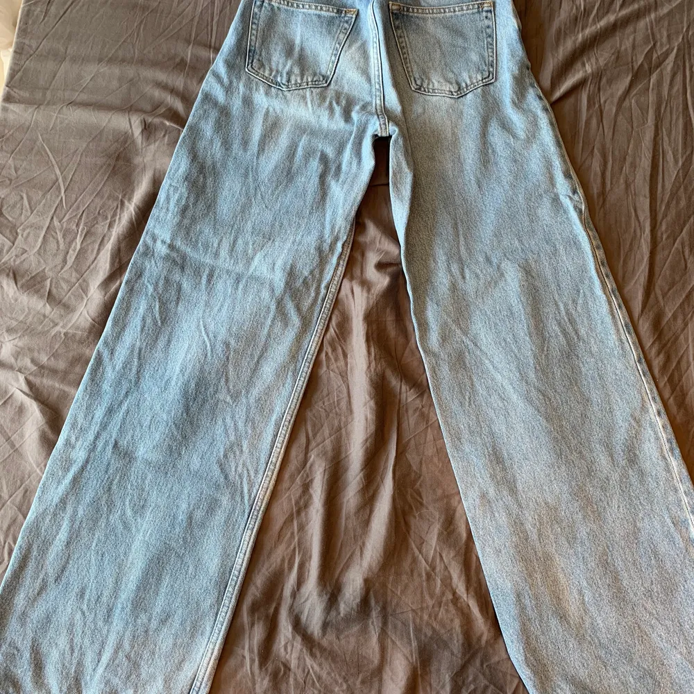 Blåa utsvängda jeans från junkyard i storlek 24 som sitter sjukt snyggt💙. Jeans & Byxor.
