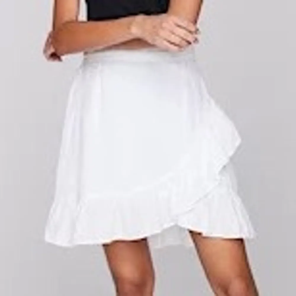 Supergullig vit kjol från Cubus i linne💕 Sparsamt använd och i toppen skick☺️ Köpare står för frakt💕💕. Kjolar.