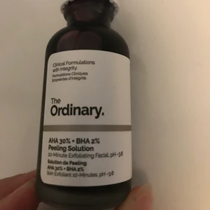The Ordinary ”Blodmask”  - Med 30% alfahydroxisyror (Glykol-/Mjölk-/Vin-/Citron-), 2 % betahydroxisyra (Salicylsyra), Hyaluronsyra, copolymerer , Vitamin B5, svart morot och tasmansk peppar.       🌹 Endast testad 1 gång så full flaska (syns på bilden). 