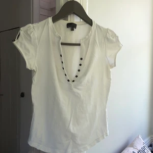  Vit topp från Mexx, strl S - Vit topp med fina knapp detaljer både i dekolletaget och ärmen, strl S. Finns i Malmö/Vellinge 