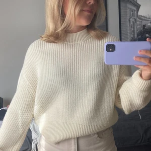 Stickad tröja - Vit stickad tröja från NAKD. Tröjan är tvättad några gånger men skulle ändå säga att den är i gott skick, säljer eftersom att den inte kommer till användning längre. Är i storlek XS men skulle säga att den sitter som en S. Köparen står för frakten😁
