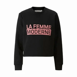 Croppad sweatshirt från Carin Wester - Svart croppad sweatshirt från Carin Wester köpt från Åhlens 🖤💗 Tröjan är tjock och har vadd inuti. Använd 2-3 gånger 😊 Nypris: 399 kr