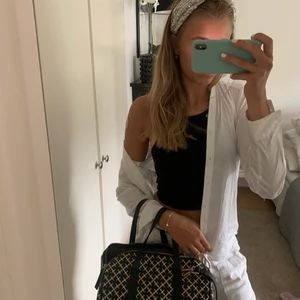 Fin skjorta - Säljer min fina vita skjorta då jag har en till. Storlek 34 men stor i storleken. Mitt pris 80kr 🤍🌈