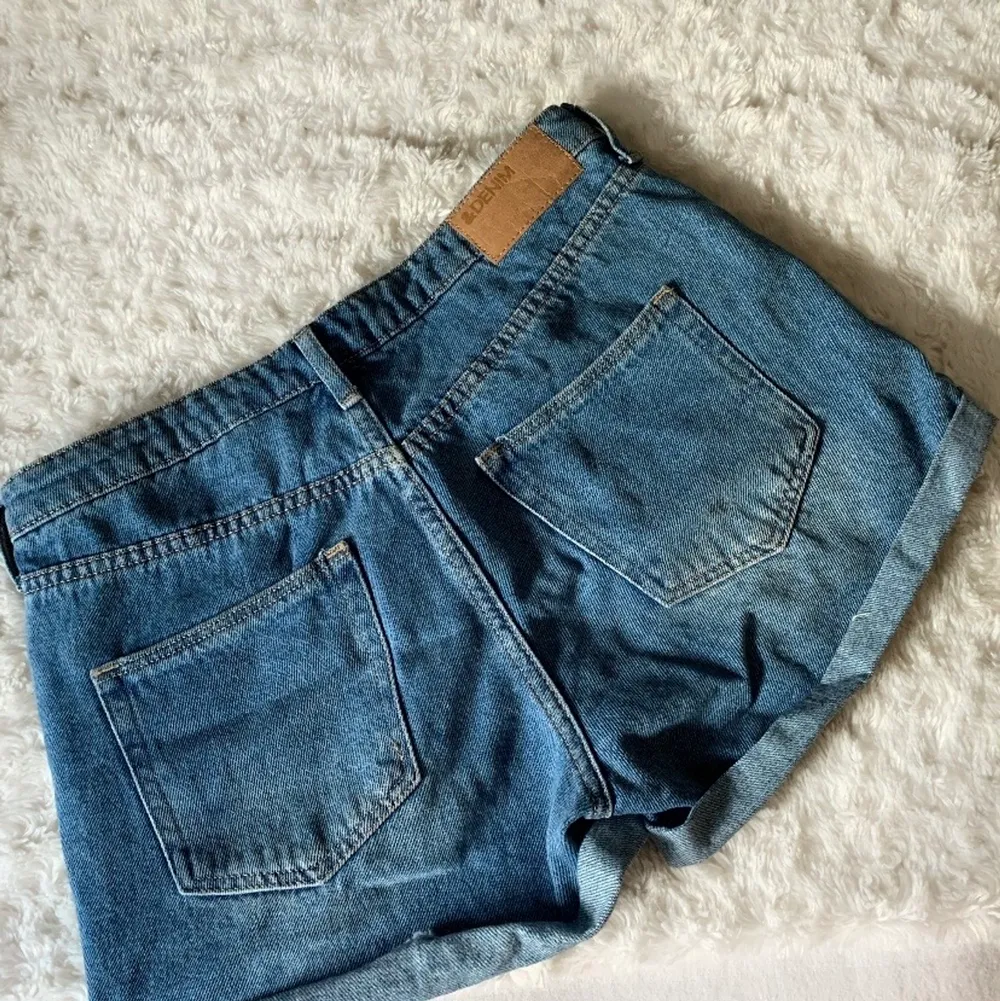 Jeansshorts från H&M. Storlek 36 men är lite för stora för mig men passar nog S/M. Skriv om ni vill veta mer! :) . Shorts.