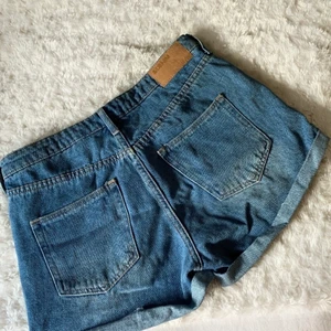Jeansshorts  - Jeansshorts från H&M. Storlek 36 men är lite för stora för mig men passar nog S/M. Skriv om ni vill veta mer! :) 