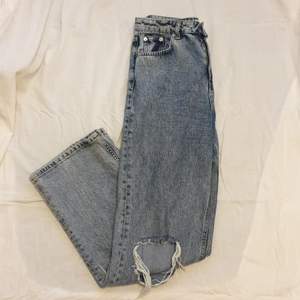 Säljer ett par jeans från NA-KD i stl 38! Köpta för 399,00 SEK och säljer då jag köpte fel stl♡ frakt inkl. i pris :))
