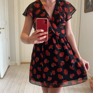 Blommig sommarklänning  - Jättefin sommarklänning från zara som knappt är använd, storlek xs 🌸🌸