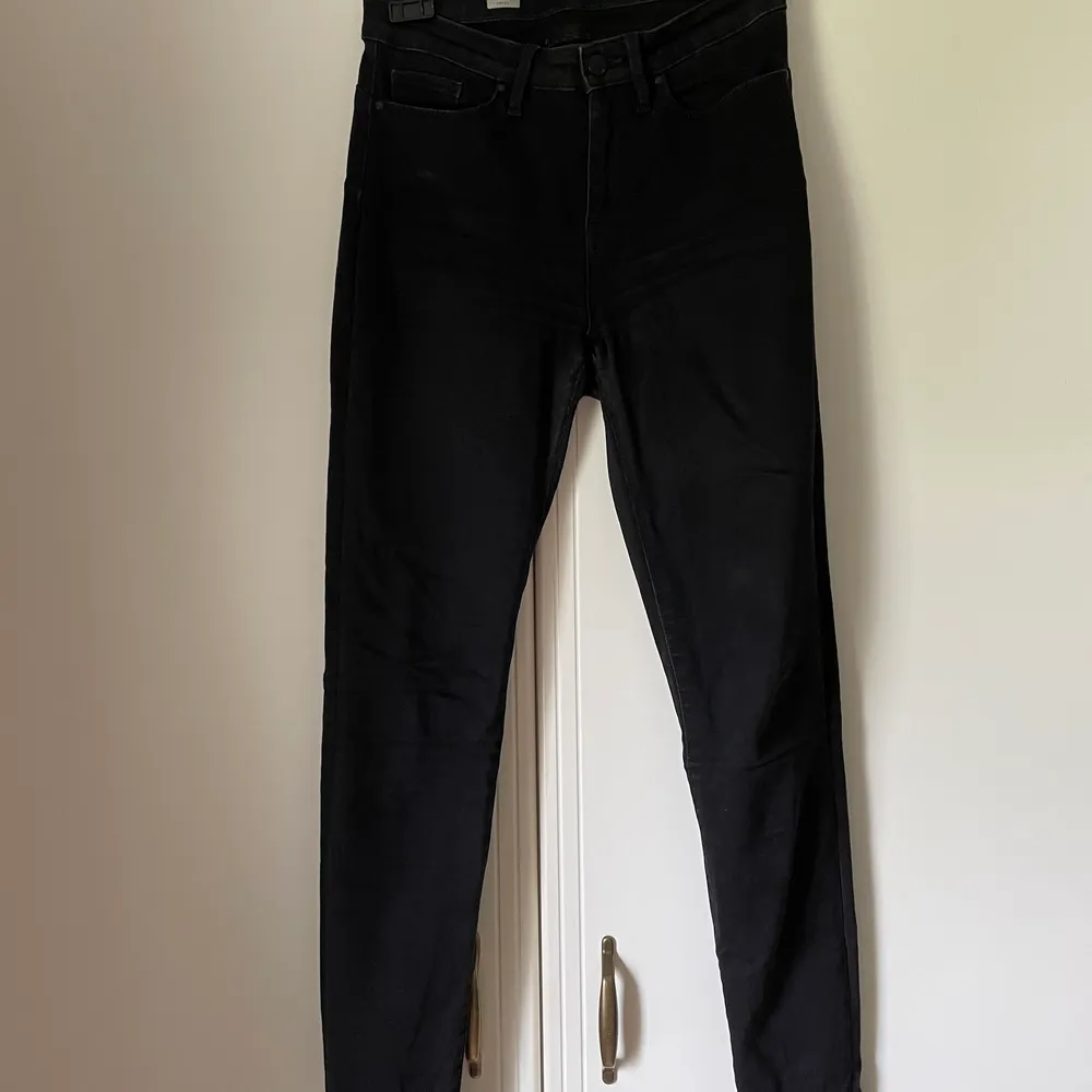 Tommy Hilfiger jeans i size 28/32. Stretchiga och sköna och bra kvalite, använda flertal ggr, men forfarande bra skick. Jeans & Byxor.