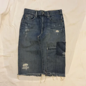Ralph Lauren - Jeanskjol - Jeanskjol, lite längre, från Polo Ralph Lauren köpt för 1499,00 SEK. Använd ca 5 ggr♡ frakt inkl. i pris!