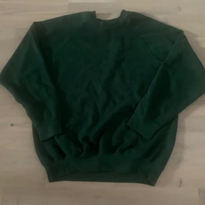 Sweatshirt  - Russel Athletic sweatshirt köpt secondhand och är i bra skick, mörkgrön skön oversize. Har inte använts så mycket tyvärr, frakt tillkommer 