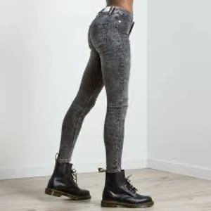 Cheap monday mid spray gravel strlk: 26 - Oanvända cheap monday jeans i storlek 26. Längdstorlek: 27. 