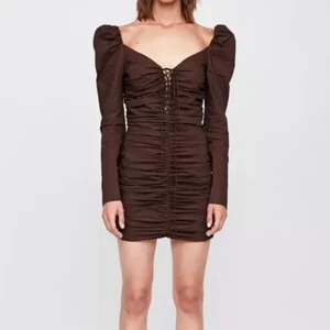 ZARA klänning - Skitsnygg zaraklänning helt slutsåld perfekt nu till sensommaren