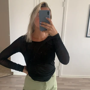 Svart festtopp  - Lite mesh med prickar. Knappt använd.