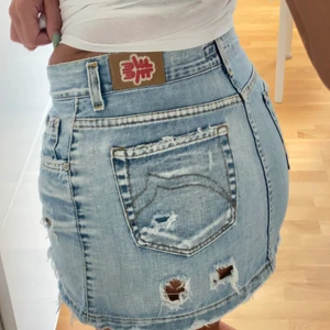 MeMe Jeanskjol strl 36 - Säljer min fina jeanskjol med slitna detaljer. Jättefin passform och perfekt längd!                                              Säljs då den blivit för liten och dags att den ska komma till användning för någon annan❤️.                        OBS. Storleken är 42 men eftersom den köptes utomlands är den inte korrekt. Kjolen passar 36/38