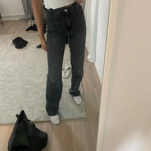 Grå jeans Zara - Ett par gråa jeans från Zara!! Jag är 173cm ungefär och de sitter bra på mig✨