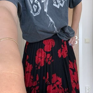 Kjol - Underbar flowy plisserad långkjol från HM! Passar sjukt bra såhär på sensommaren och är otroligt snygg till jacka/hoodie.  Storlek 34 men passar mig som numer är en 36/38.🌹🖤