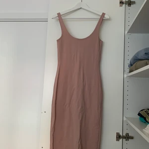 Figursydd klänning  - Färgen är ”smutsrosa”, klänningen är figursydd och lite tjockare i materialet. 