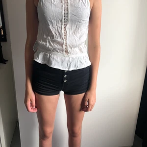 Sött linne - Knappt använd, väldigt bra skick. Säljer då den inte används. Det är min lillasyster som har på sig den på bilden💕 Köparen står för frakt men kan samfrakta om man vill ha mer.