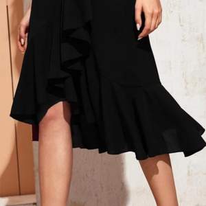 Aldrig använd svart kjol! Superfin, men tyvärr lite för liten för mig. 100kr inkl frakt!!!
