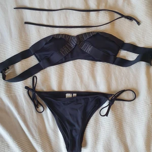 Bikini - Säljer en bikini från Calvin Klein. Båda delarna är i strl S. I nytt skick. Medföljer även två band till toppen som knyts bakom nacken.