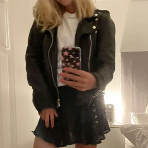 Skinnjacka  - Säljer min äkta jättcoola skinnjacka från Deadwood, nypris var ca 3500 kr 💕 säljer då den inte kommer till användning och är för liten för mig. Den är i nyskick då jag endast använt den ett par gånger. Hör av er om ni ha frågor eller vill ha fler bilder 🥰