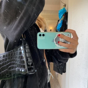 Svart axelväska - Svart blank axelväska använd fåtal gånger och i mycket fint skick