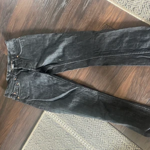 lågmidjade/medelmidja jeans - 29/32 jeans lågmidjade och straight i benen. Säljer för 200kr. Frakten får köparen stå för.