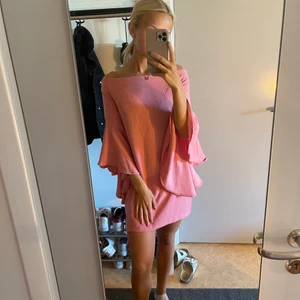 Klänning - Jag säljer denna otroligt fina rosa klänning som inte kommer till användning, använde den på en avslutning men efter det har den inte använts något mer! Ganska säker på att den kommer från chiquelle, den är lite vid i ärmarna och mellanlång!