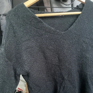 Stickad Vringad tröja - Jätte fin v-ringad stickad tröja som är köpt på vero Moda! Jätte skön och känns inte alls stickig men får ingen användning utav den längre!Perfekt att ha nu till hösten. Kontakta för fler bilder