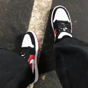 Air jordan 1 low - Säljer nu mina älskade jordans!! Säljes pga får ej någon användning för dem, väldigt sparsamt använda så de är i väldigt bra skick men finns såklart små tecken på användning ❤️👟 storlek 38!