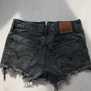 Snygga Levis shorts - Jättesnygga och trendiga Levis shorts storlek ca 32/34💕Säljer då de tyvärr är för små för mig! Köp direkt för 170kr eller buda privat🥰Bud just nu: 210 inkl frakt