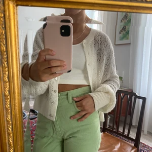 Vit stickad kofta stl S &OtherStories - En finstickad vit kofta i ull och alpacka från Other stories med hjärtknappar. Köpt för 790kr och den passar stl S.