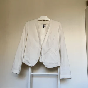 Kavaj, L - En kavaj i helt okej skick, är liten i storleken vilket kan vara något att tänka på.