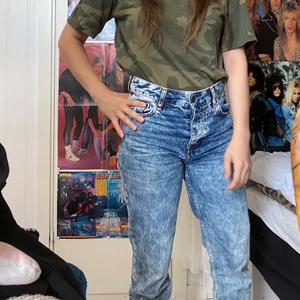 Camouflage t-shirt  - T-shirt i okej skick ganska nopprig se sista bilden. Katt i hemmet. Strolek uppskattad. 