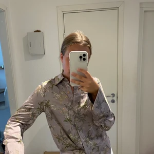 Gina blus  - Super gullig silkesaktig blus från ginatricot. Storlek 36. Använd en gång. 