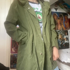 Jacka  - Tunn jacka i fint skick knappt använd. Katt i hemmet. Strolek uppskattad. 