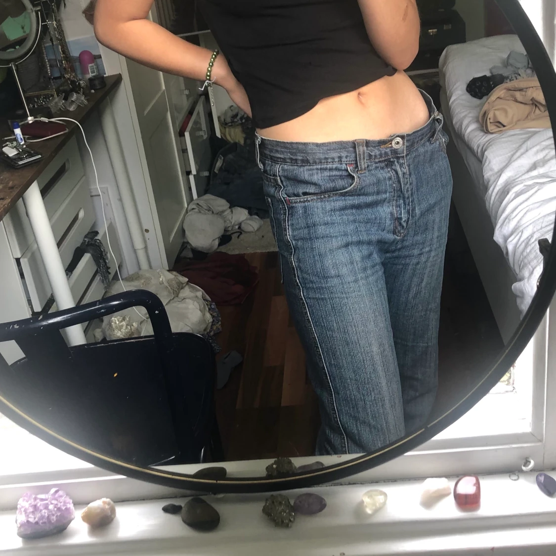 mörkblåa low waist jeans