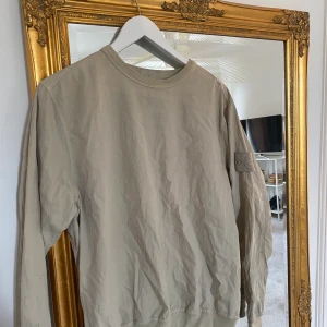 Tröja  - Övertröja/ sweatshirt från Stone Island, aldrig använd 