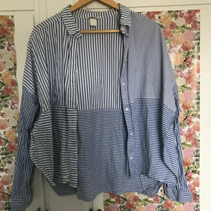 Monki, storlek L - Jättecool skjorta från monki med slits på båda sidor!