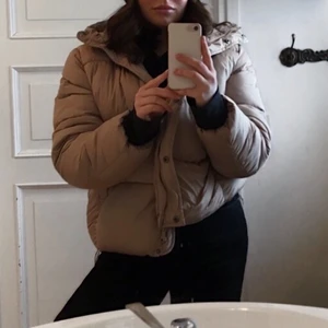 Beige Jacka - Jättefin Beige jacka från Lager 157 strl XS/S. Använd endast några få gånger. Säljes pga garderobsrensning!