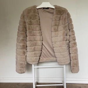 Fejkpäls jacka, M - Fejkpäls jacka, gott skick från Ginatricot