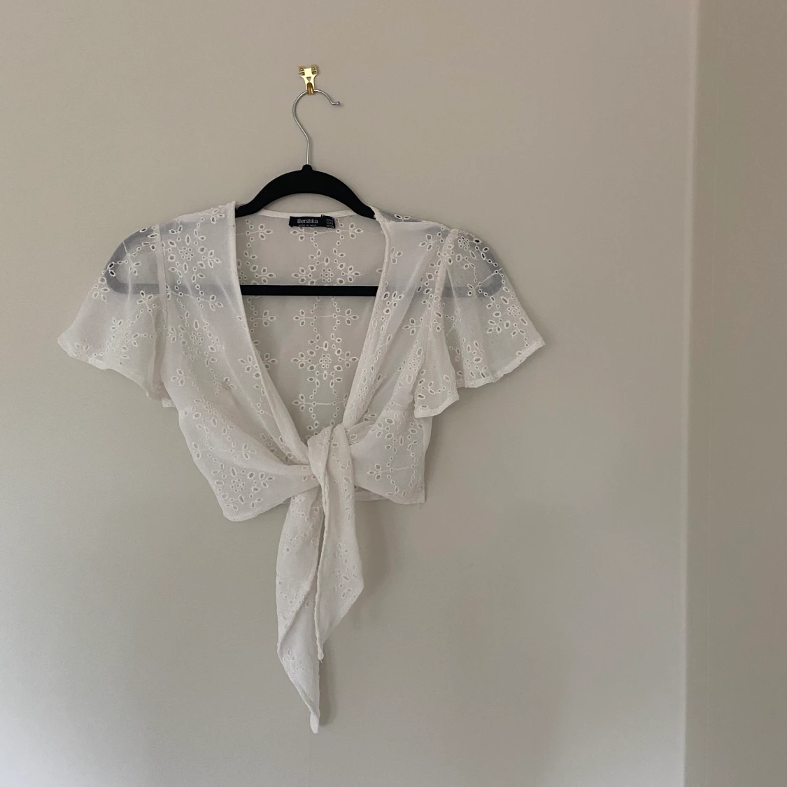 BERSHKA vit topp med knytning spets strl S