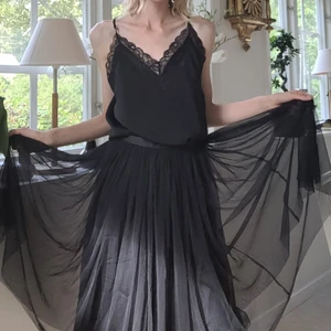 Unik svart tjol - En svart meshkjol som går till knäna på mig (jag är 173 cm). Så fin och passar på både sommaren och vintern. Köptes för ca 900kr. Säljer billigt pga att jag ska flytta så jag vill sälja kläder snabbt. Den har jättebra kvalitet och är i superskick. Köparen står för frakt. Från märket needle & thread i storlek 36.