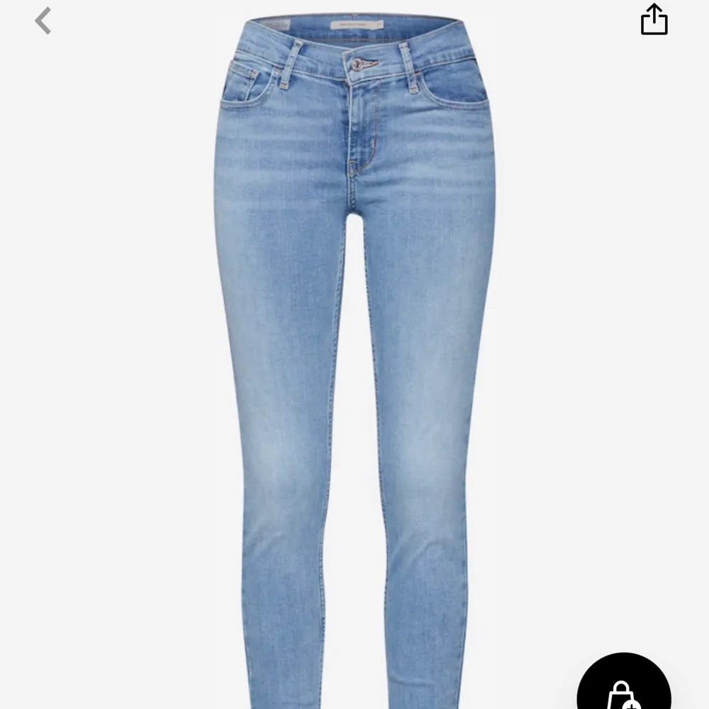 Säljer dessa fina jeans från levis då de blivit försmå för mig , kostar normalt runt 1200 men säljer för 250, skriv för fler bilder (knappt använda) (modell 710). Jeans & Byxor.
