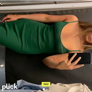 Grön klänning - OBS! Publicerar igen då tjejen som vann budgivningen ångrade sig. Går ej att återpublicera. ‼️ Sveriges snyggaste klänning som gör allt för figuren. Bud börjar från 200 SEK! Helt ny med lapp kvar. Köparen står för frakt 💚