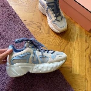 Acne Studios Manhattan  - Säljer oanvända sneakers från Acne Studios,  Storlek 37, men passar snarare 37,5-38.   Limited edition i den färgen.   Slutsålda.  Nypris 4000:- 